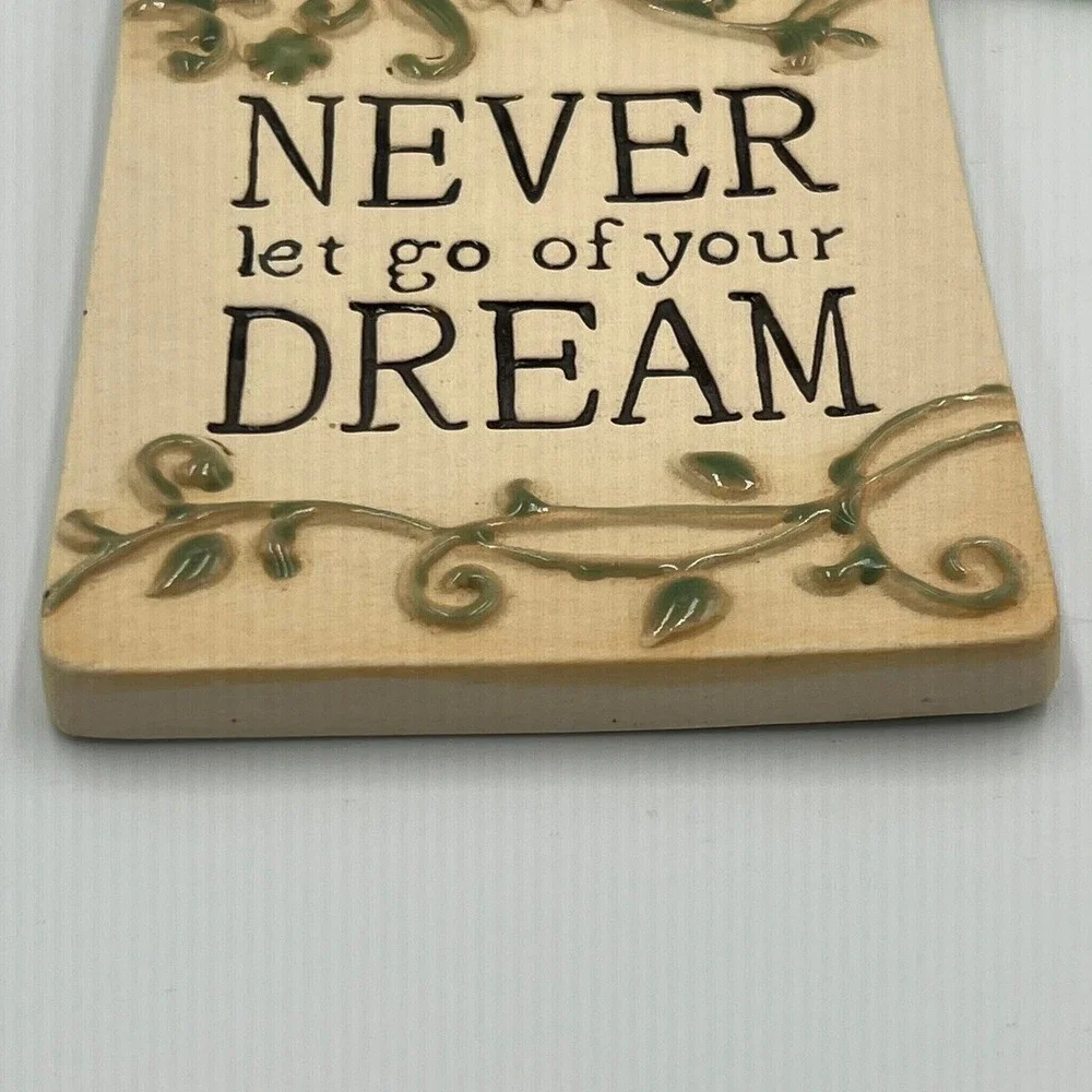 Wall Plaque Unisex OS Cream NWOT Never Let Go‎ Of Your Dream